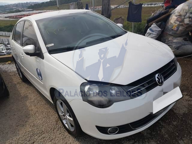 LOTE 031 - VOLKSWAGEN POLO SEDAN COMFORTLINE 2014